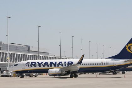 Taxi devant l'aéroport de Charleroi avec passagers prêts à partir