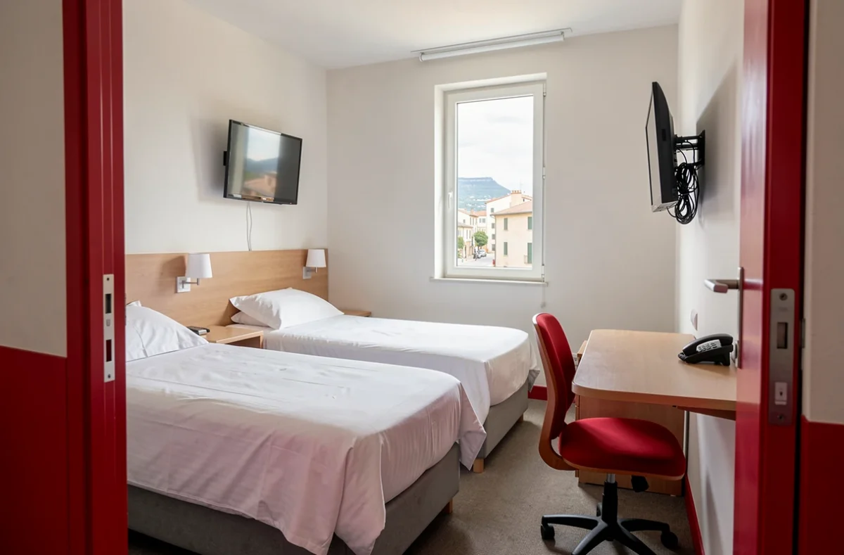 Chambre double propre et fonctionnelle d'un hôtel Ibis budget à Anglet près de Biarritz