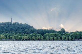 Lac paisible entouré de végétation luxuriante aux Antilles