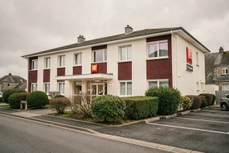 Façade extérieure d'un hôtel Ibis budget près de Biarritz Anglet avec parking et entrée principale