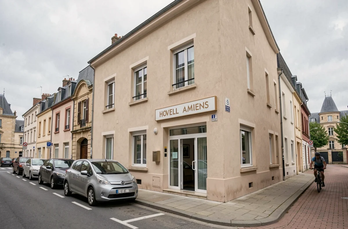 Façade d'un hôtel Première Classe dans une rue du centre-ville d'Amiens avec architecture typique picarde
