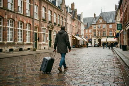Un voyageur avec une valise dans une ville du nord de la France, évoquant les hôtels pas chers dans les Hauts-de-France