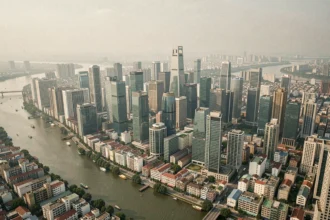 Vue aérienne d'une grande métropole asiatique moderne avec gratte-ciels et quartiers traditionnels au bord d'un fleuve