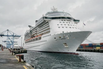 Paquebot MSC amarré au port du Havre avec les infrastructures portuaires en arrière-plan