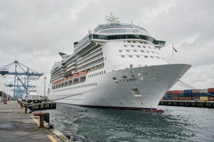 Paquebot MSC amarré au port du Havre avec les infrastructures portuaires en arrière-plan