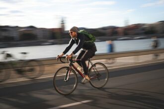 un cycliste pédalant sur la route
