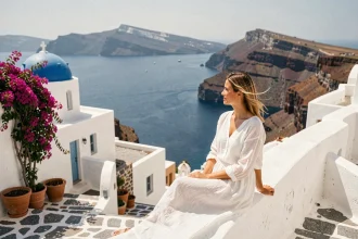 Voyageuse contemplant la mer Égée depuis une terrasse blanchie à la chaux sur l'île grecque de Folégandros